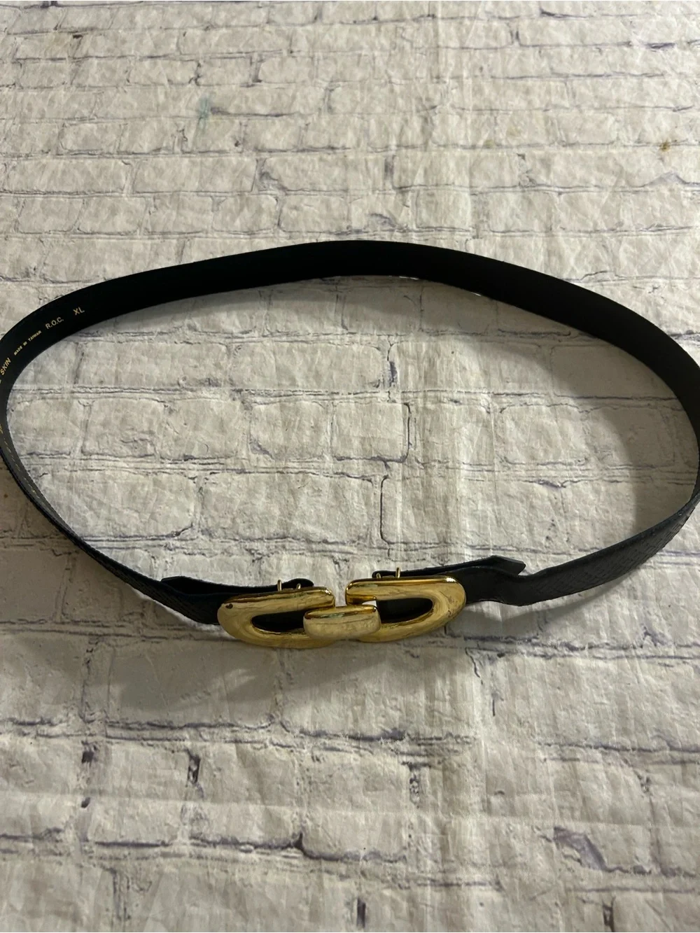 MORGAN TAYLOR VINTAGE BLACK SNAKESKIN SCULPTURAL GOLD TONE INTERLOCK BUCKLE BELT